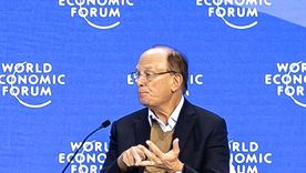Larry Fink, CEO de BlackRock, desarrolló una estrategia de inversión a largo plazo y tuvo paciencia para sostener la decisión y la resolución de la Justicia de EE.UU. por el juicio por YPF, ahora empezó a obtener beneficios. Larry Fink, CEO de BlackRock, desarrolló una estrategia de inversión a largo plazo y tuvo paciencia para sostener la decisión y la resolución de la Justicia de EE.UU. por el juicio por YPF, ahora empezó a obtener beneficios.