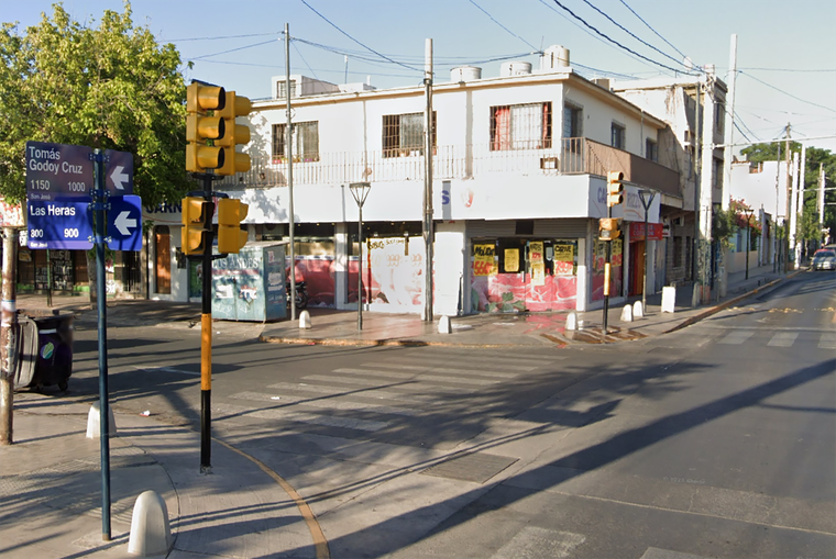 La pelea que terminó con un apuñalado se inició en el local de calles Las Heras y Godoy Cruz.&nbsp;