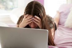 La joven interrumpió sus clases para tener sexo pero olvidó cerrar el micrófono