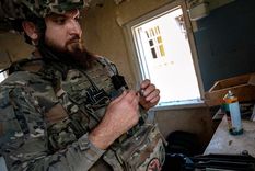 Un soldado ucraniano, operando material bélico. Foto: Efe.