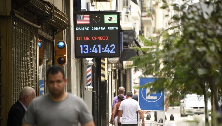 La compraventa de dólares se está retrayendo en un contexto de creciente caída de la actividad económica. Foto: Juan Mateo Aberastain Zubimendi/MDZ