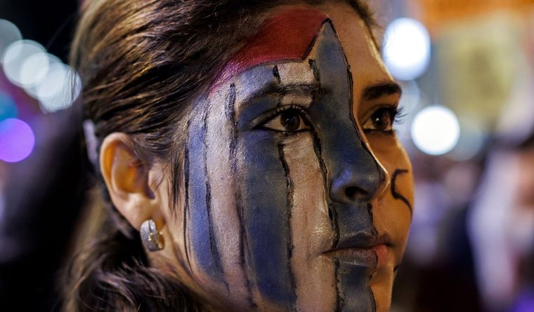 Una mujer en Cuba, en una concentración contra las políticas del Gobierno del presidente Miguel Díaz-Canel. Foto Dpa