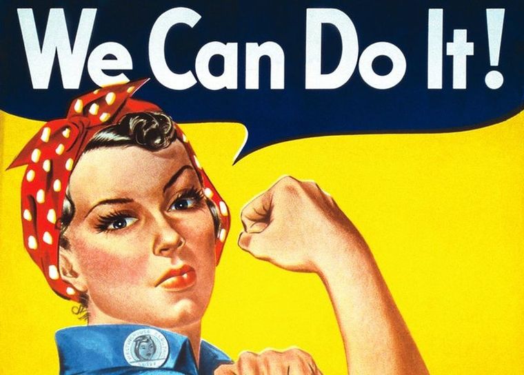 Rosie, la remachadora se convirtió en un símbolo de la fortaleza de la mujer durante la Segunda Guerra Mundial y desde entonces ha sido reinterpretada mundialmente como símbolo del empoderamiento femenino. Foto: DOMINIO PÚBLICO.
