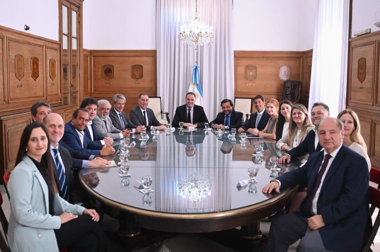El encuentro entre Gustavo Sáenz y sus equipos con el jefe de Gabinete, Manuel Adorni, y el ministro del Interior, Diego Santilli. El encuentro entre Gustavo Sáenz y sus equipos con el jefe de Gabinete, Manuel Adorni, y el ministro del Interior, Diego Santilli.