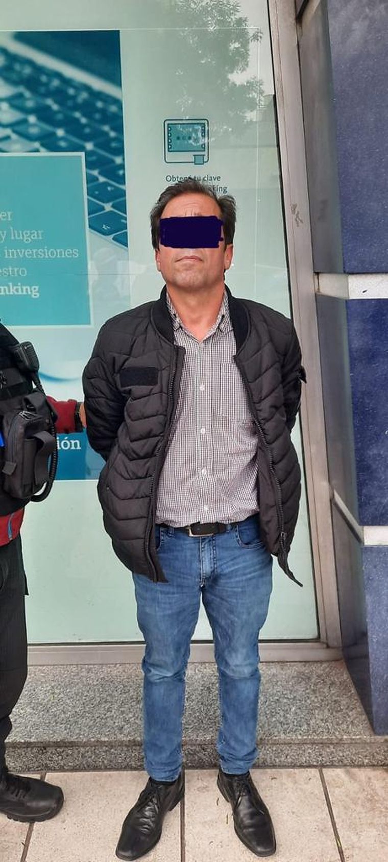 El hombre no pudo huir y quedó detenido. Tocó el pianito como Banana, pero en una comisaría.