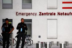 Policías alemanes frente al hospital Charité de Berlín, el 24 de agosto de 2020. Foto: RT