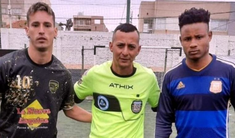 El futbolista (izquierda) y el árbitro al que agredió Foto: Cedoc.