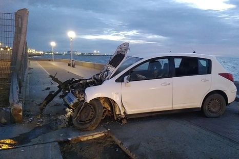 El auto quedó destruido Foto: ADN Sur