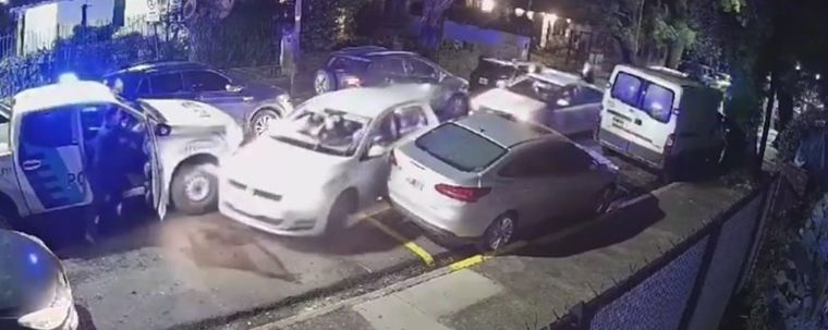 El insólito error de la Policía que dejo que cuatro delincuentes se escaparan Foto: Captura de video