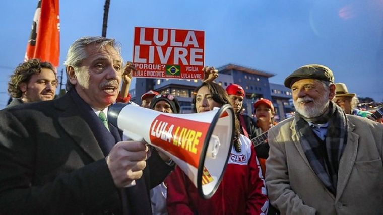 Alberto Fernández en julio del año pasado cuando visitó al ex presidente que estaba detenido.