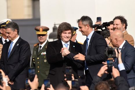 La interna libertaria quema las naves puertas adentro de la Casa Rosada, y las cámaras fotográficas se convierten en implacables detectoras de la realidad. La interna libertaria quema las naves puertas adentro de la Casa Rosada, y las cámaras fotográficas se convierten en implacables detectoras de la realidad.