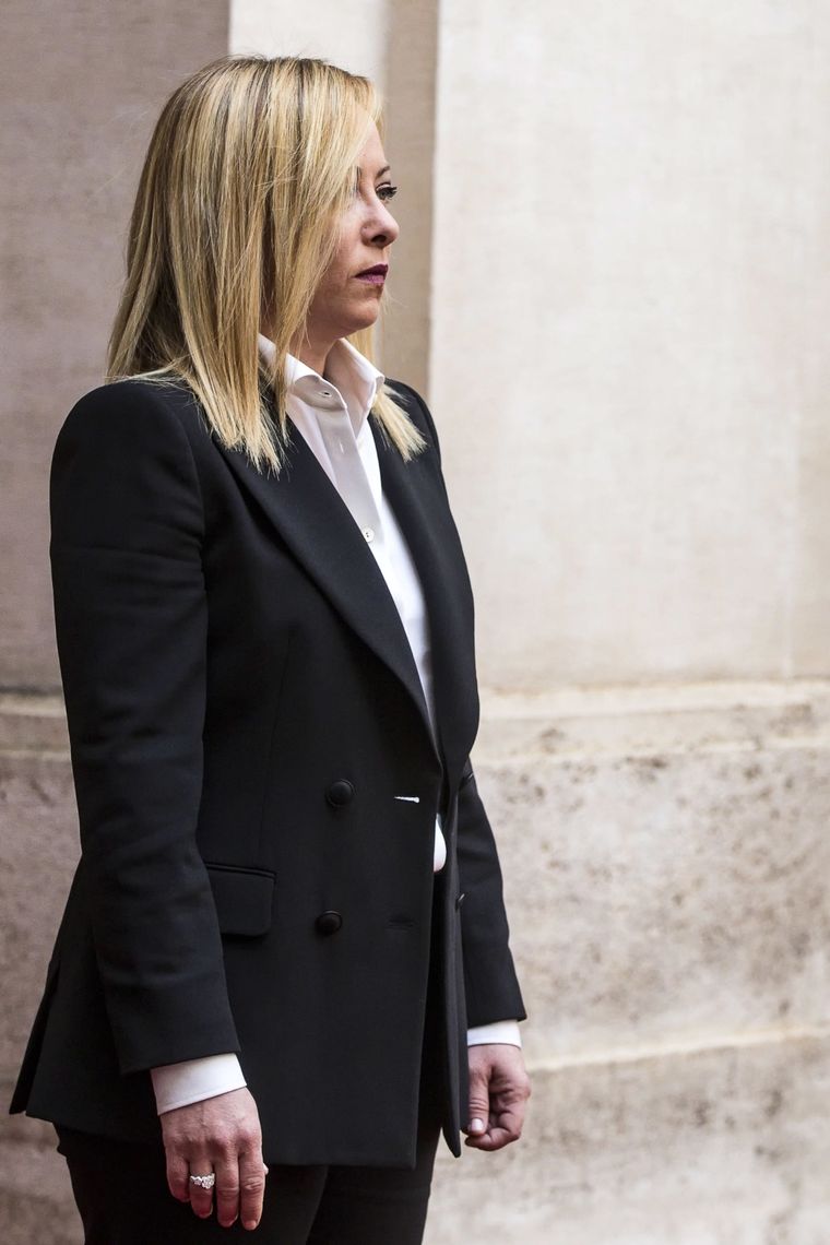 La primera ministra italiana Giorgia Meloni llega para la ceremonia de entrega en el Palacio Chigi en Roma, Italia, el 23 de octubre de 2022. La recién elegida primera ministra Giorgia Meloni y su gabinete prestaron juramento el 22 de octubre. (Italia, Roma) Foto: EFE/EPA/ANGELO CARCONI