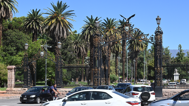 El transito vehicular del Parque General San Martín es cada vez mayor. El transito vehicular del Parque General San Martín es cada vez mayor.