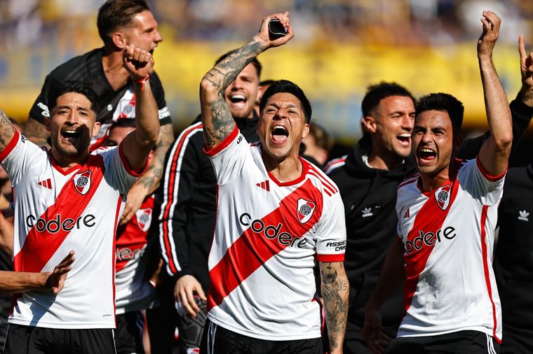 Enzo disfrutó el clásico a pleno Foto: EFE