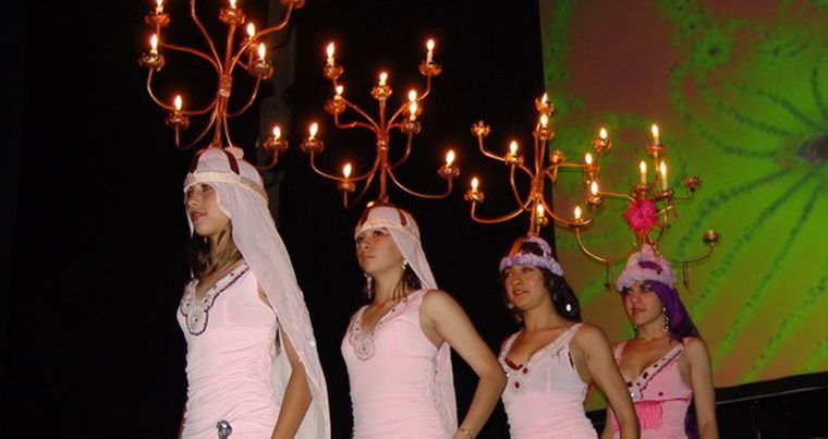 Las alumnas en una de las interpretaciones más audaces, con candelabros en la cabeza. Foto: MDZ