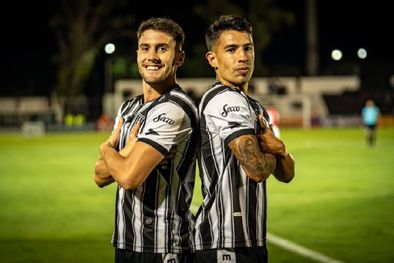 MDZol | Ignacio Antonio y Jeremías Rodríguez Puch hicieron su festejo característico en el tanto del Lobo mendocino en Santiago del Estero. Foto: Prensa Gimnasia y Esgrima de Mendoza