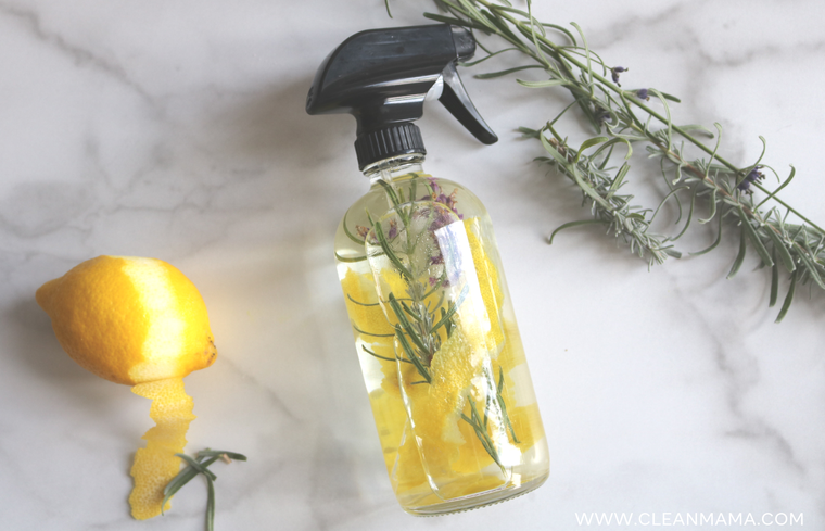 Foto: Clean Mama - https://cleanmama.com/wp-content/uploads/2019/10/Lemon-Lavender-Infused-Vinegar-Clean-Mama.png