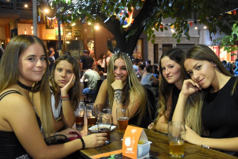 Amigas en una noche diferente.