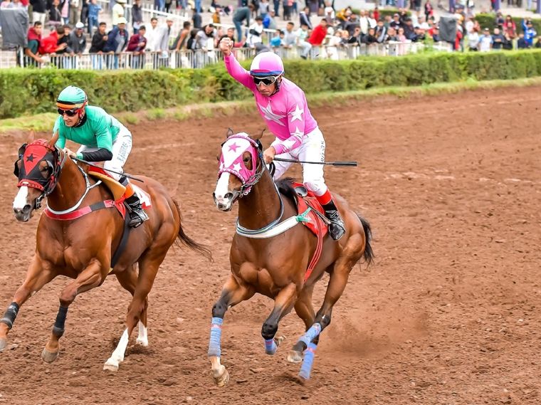 Sergio Fernández se retiró celebrando la gran victoria de Doña Manuela Inc en el clásico cuadrero de hoy. Foto: José Maluf
