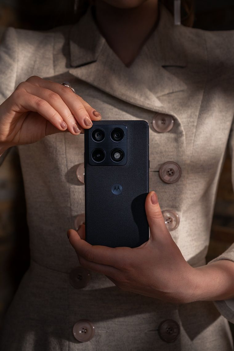 Con solo 6,99 mm de grosor, este teléfono de Motorola es el más delgado de su categoría. Con solo 6,99 mm de grosor, este teléfono de Motorola es el más delgado de su categoría.