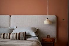 Las camas bajas son una característica común de los dormitorios de estilo japonés. No solo hacen que los espacios parezcan más abiertos y ventilados, sino que también están relacionadas con ideas de bienestar. Foto: Little Greene Split Pink)