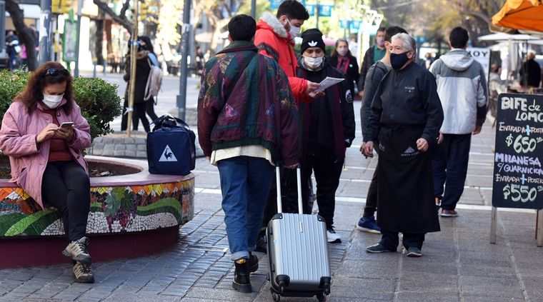 Los turistas extranjeros podrán abrir una caja de ahorro en Argentina. Foto: ALF PONCE MERCADO / MDZ