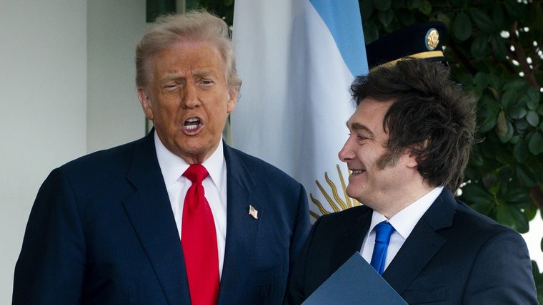 El momento en el que Donald Trump recibió a Javier Milei.