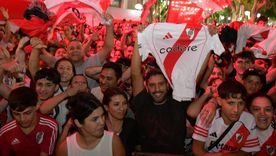 Los fanáticos de River se acercaron masivamente al hotel donde concentró River en San Luis. Los fanáticos de River se acercaron masivamente al hotel donde concentró River en San Luis.