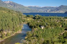 El pueblo se encuentra junto a uno de los lagos más hermosos de la Patagonia Foto: shutterstock