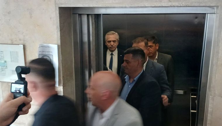 El expresidente Alberto Fernández luego de declarar. Foto: Juan Mateo Aberastain/MDZ