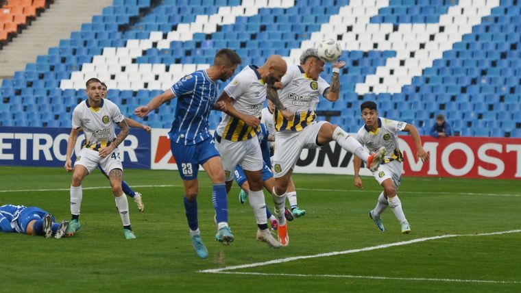 Rasmussen cabecea y Copetti la toca con la mano en el penal de Godoy Cruz. Foto: Santiago Tagua / MDZ