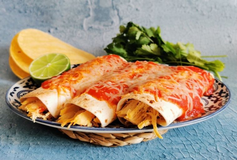 Admira lo delicioso de estas enchiladas de pollo: para grandes y chicos, ¡tu decides si picantes o no! Una receta completa.