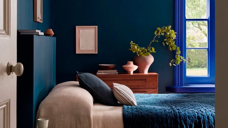 Se sabe científicamente que los azules suaves y los verdes apagados reducen la frecuencia cardíaca y la ansiedad.  Foto: Little Greene