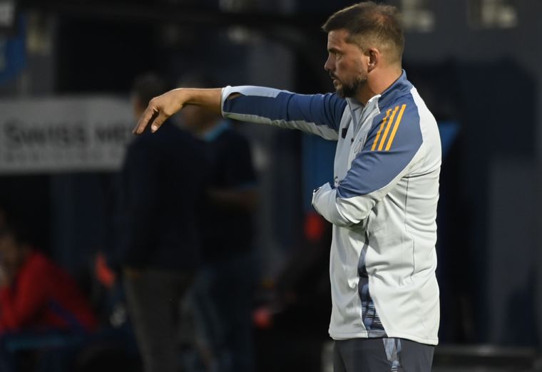 El DT prepara el equipo para el cruce con Independiente en la Bombonera. Foto: FotoBaires