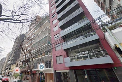 Las llamas se originaron en una unidad del segundo piso de un edificio de ocho plantas. Las llamas se originaron en una unidad del segundo piso de un edificio de ocho plantas.