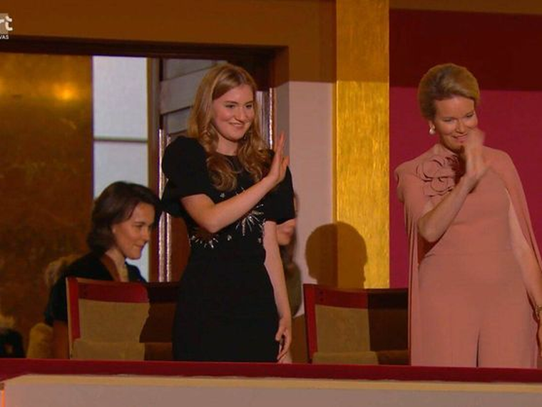 Elisabeth de Bélgica reapareció con elegancia y una joya con historia familiar. Foto: VRT