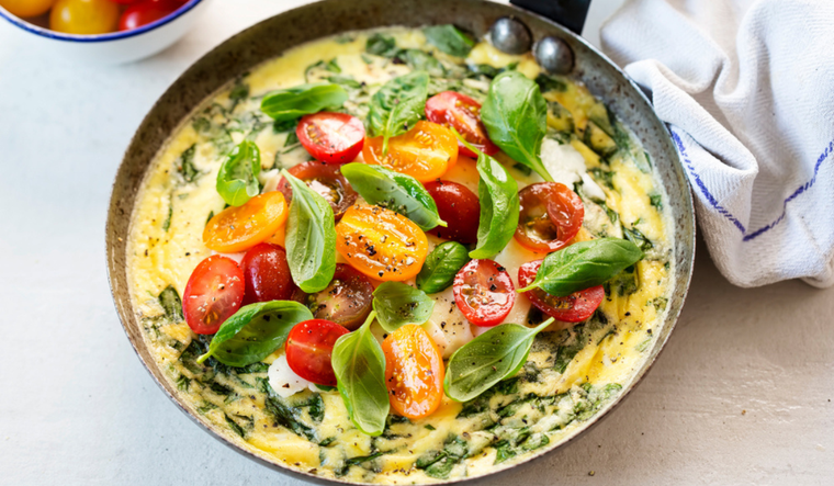 Receta fácil de huevos revueltos con espinacas y tomate Foto: Shutterstock