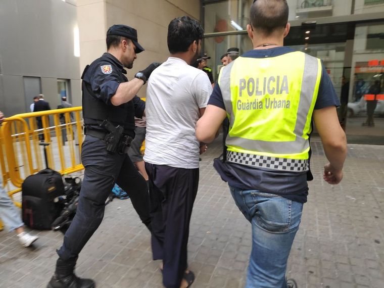 La policía detuvo a los tres agresores y uno estaba aún con los pantalones bajados