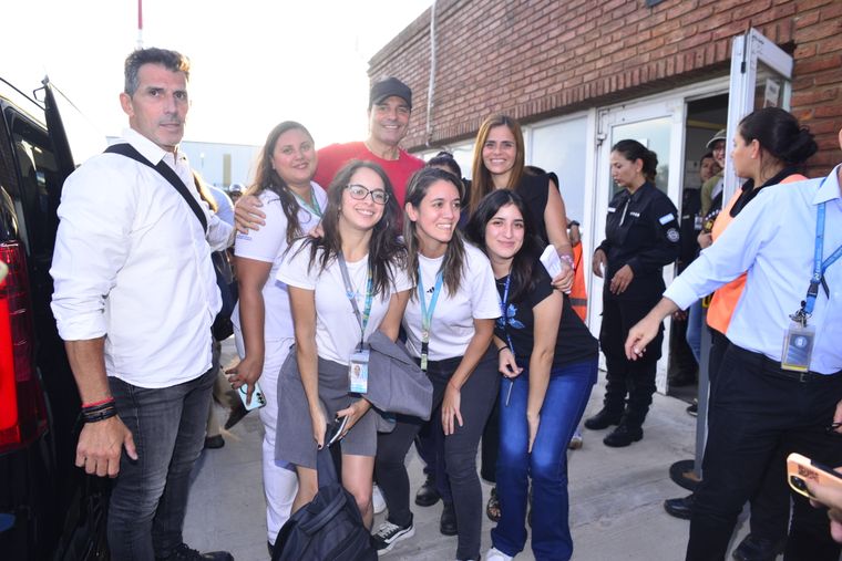 Chayanne junto a sus fans en el aeropuerto.
