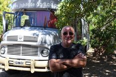 Dardo Argañaraz, junto a su compañera Betty, recorren el país a bordo de un viejo colectivo. Foto: ALF PONCE MERCADO / MDZ Dardo Argañaraz, junto a su compañera Betty, recorren el país a bordo de un viejo colectivo. Foto: ALF PONCE MERCADO / MDZ