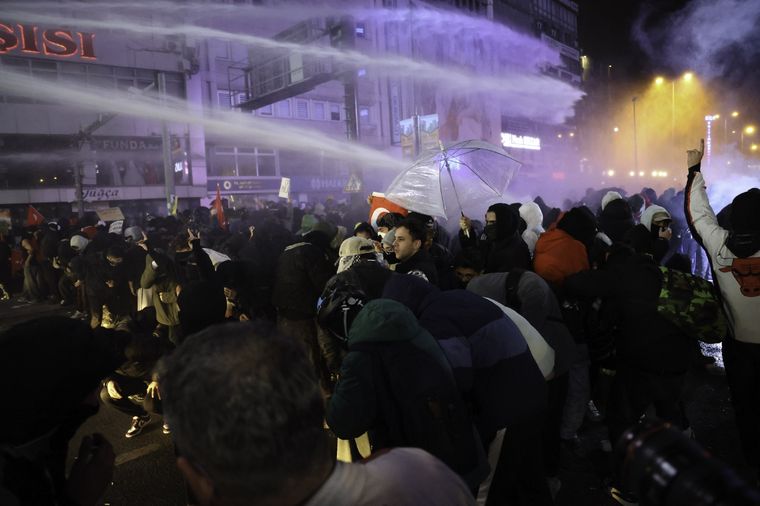 Las protestas continúan en Estambul. Foto: NA