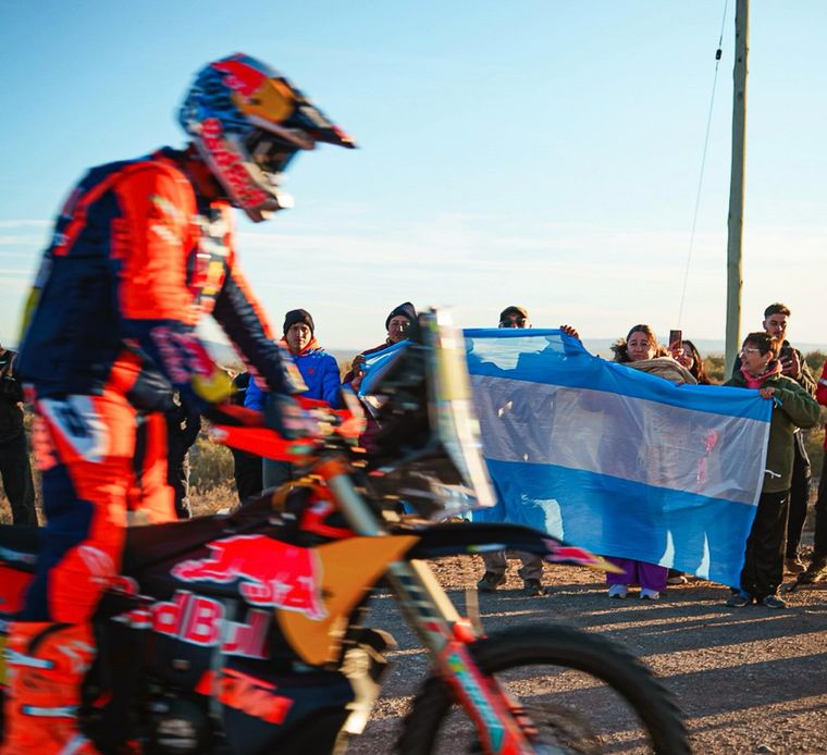 La gente espera a los competidores del rally. La gente espera a los competidores del rally.