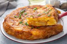 Receta de tortilla de papas dorada y jugosa.