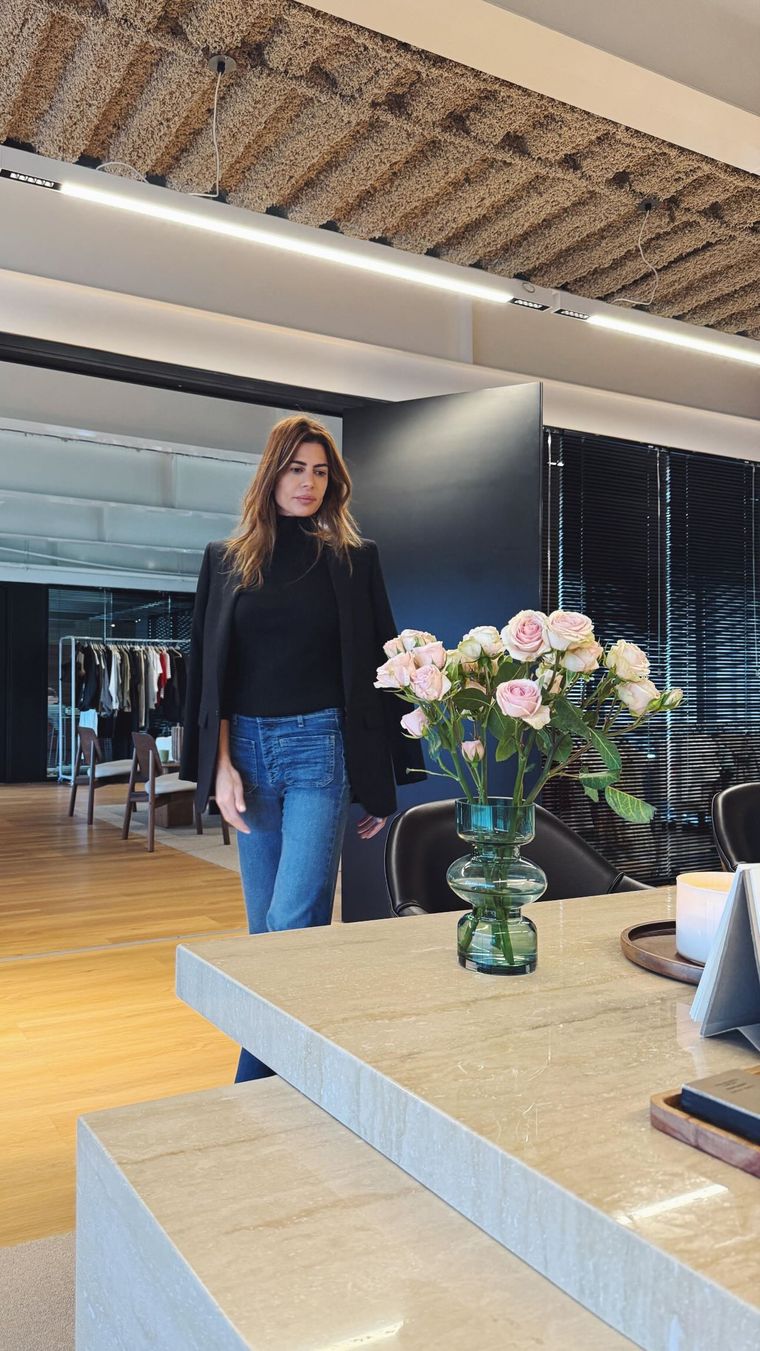 Llevar el blazer sobre los hombros potencia cualquier outfit. Llevar el blazer sobre los hombros potencia cualquier outfit.