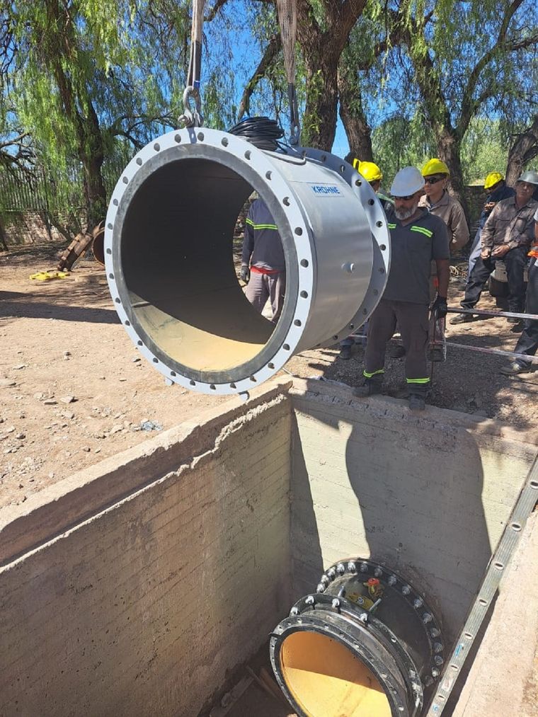 Instalación de caudalímetros este viernes por la mañana Foto: Aysam