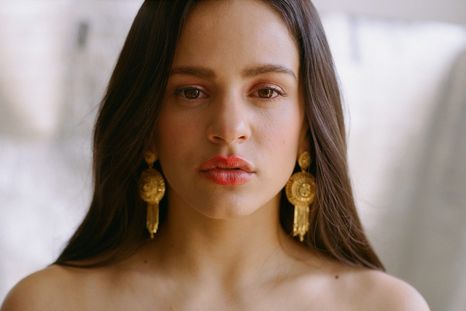 Lo está llevando La Rosalia: el corte de pelo que luce perfecto en todo tipo de rostro