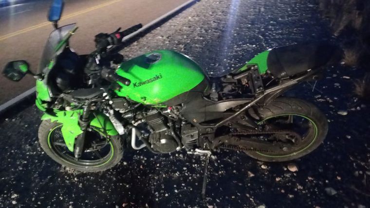 La Kawasaki 250cc en la que se movilizaba el motociclista que sufrió el accidente fatal.&nbsp;