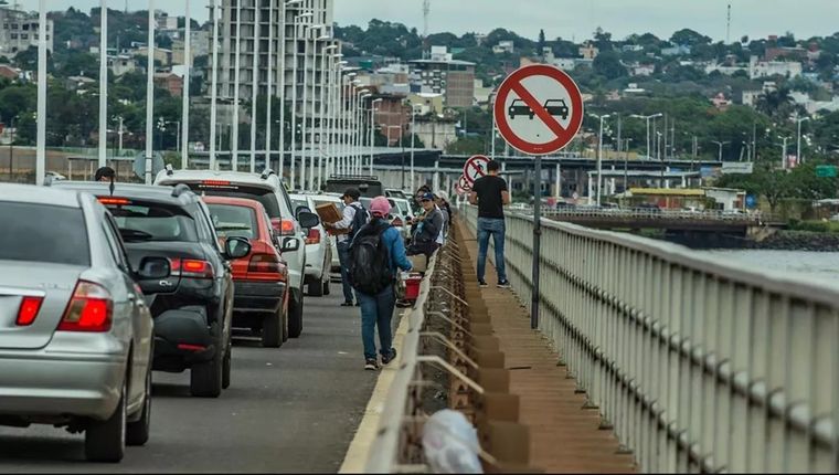 Esta semana se vieron largas colas para cruzar la frontera y hacer las compras escolares a menor precio. Foto: Alejandro Spivak