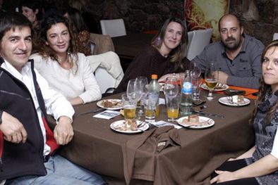 MDZol | Durante el festejo: Juan Carlos, Cintia, Marilina, Michael, Turco y Susana. Foto: Ariel Jalley/Mediamza.com