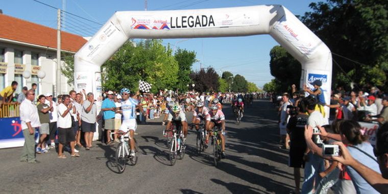Fernández llega victorioso a la meta.